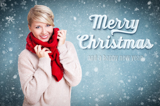 attraktive lächelnde Frau in warmer Kleidung mit Merry Christmas Gruß