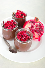 Schokoladenmousse mit Granatapfel