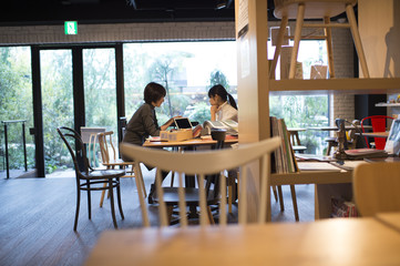 Women have a meeting while watching the sample in a cafe