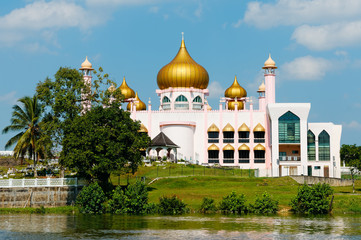 Fototapeta na wymiar Borneo, Malaysia - Pink mosque in Kuching city