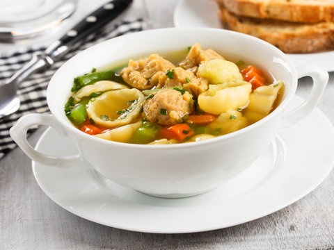 vegane Nudelsuppe mit Sojafleisch - vegan noodle soup with soy c