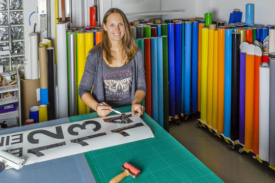 Svenja in der Werbetechnik