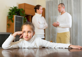 Obraz premium Rodzina z córką o konflikt