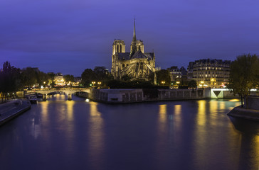 Cathédrale Notre-Dame de Paris during twilight time