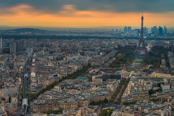 Fototapeta premium Wieża Eiffla Widok z lotu ptaka z punktu widokowego Montparnasse podczas zachodu słońca