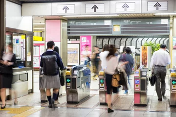 Crédence de cuisine en verre imprimé Gare Arrière-plan abstrait flou de nombreuses personnes dans la rame de métro, japa
