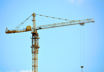 Башенный кран на фоне неба