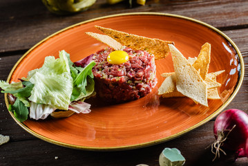 Tartare with bread toasts
