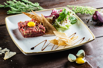 Tartare with bread toasts