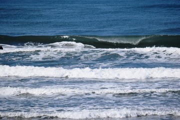 日本海の荒波／山形県の庄内浜で日本海の荒波風景を撮影した写真です。庄内浜は非常にきれいな白砂が広がる海岸と、奇岩怪石の磯が続く大変素晴らしい景観のリゾート地です。