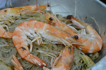shrimp steamed with glass noodle in pot