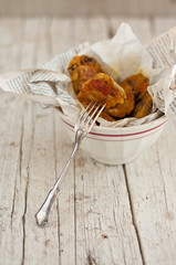 forchetta con frittella e tazza rivestita con carta assorbente