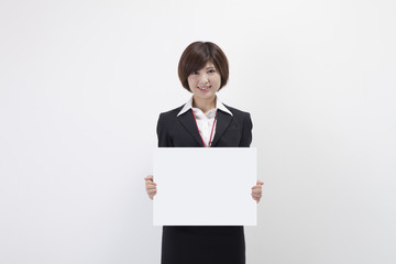 ホワイトボードを持つ女性会社員