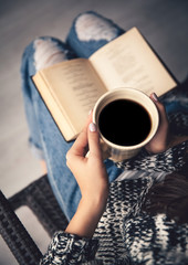 Obraz premium girl having a break with cup of fresh coffee after reading books