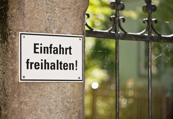 Schild - Einfahrt freihalten - Steinpfosten und alter Eisenzaun