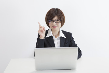 パソコンをする女性会社員