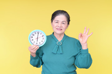 時計を持つ高齢者 