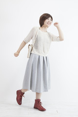 鞄を持つ若い女性