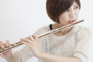 フルートを吹く女性 © milatas
