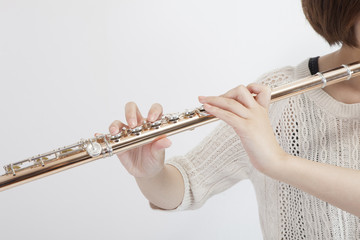 フルートを吹く女性 © milatas