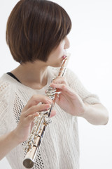 フルートを吹く女性