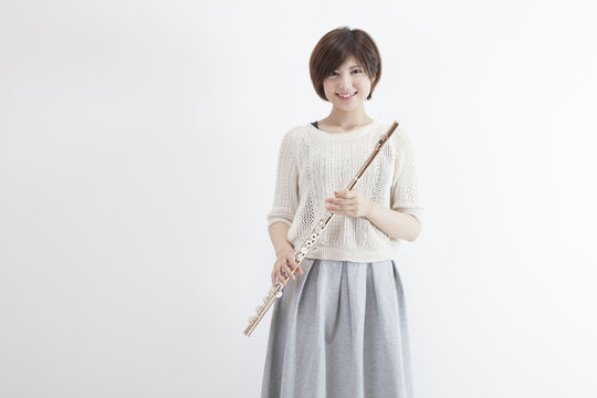 フルートを持つ女性