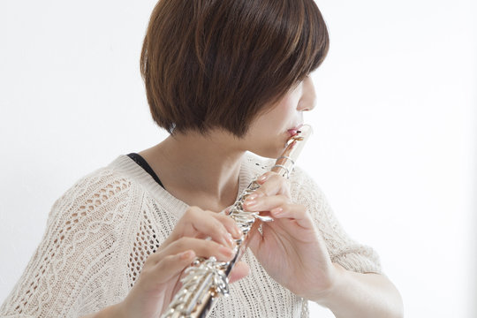フルートを吹く女性