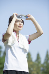 タオルを首に巻く女性