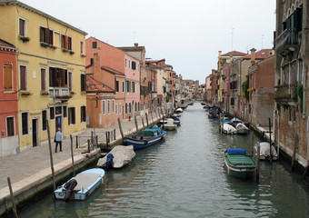 Fototapeta na wymiar Venise, petit canal dans le quartier de Cannaregio, Italie