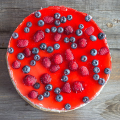 Cheesecake with the fresh raspberries and blueberries
