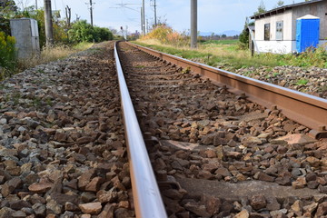 Fototapeta na wymiar 羽越本線の線路（単線）／山形県の庄内地方で羽越本線の線路（単線）を撮影した、ローカルイメージの写真です。