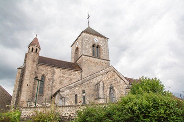 Fototapeta na wymiar Eglise de Vandenesse en Auxois sous ciel couvert, Côte d'Or, Bourgogne, France