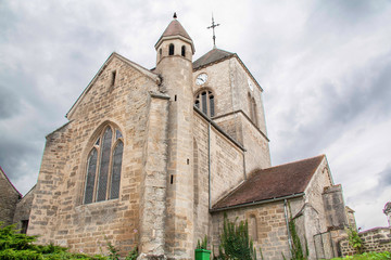 Fototapeta premium Eglise de Vandenesse en Auxois sous ciel couvert, Côte d'Or, Bourgogne, France