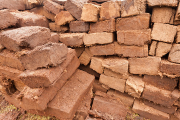 Obraz premium Stacked peat turf briquette cuttings background pattern