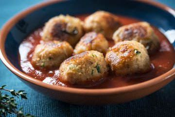 Vegane Frikadellen in Tomatensoße