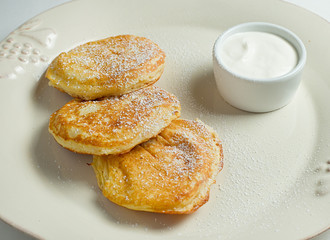 Cheese pancakes with cream