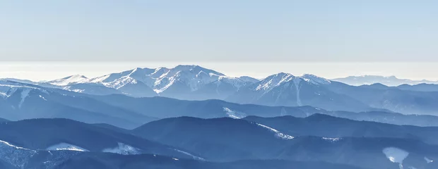 Deurstickers Verre scherpe pieken. blauwe bergketens. Oekraïense Karpaten © oleksandrmazur