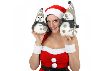 Weihnachtliche Deko hochhalten