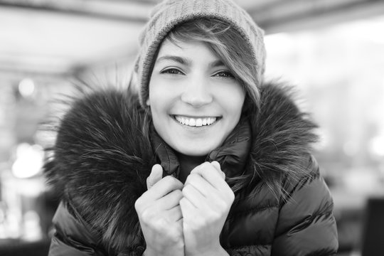 Ritratto di una ragazza sorridente e infreddolita
