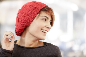 Ritratto di una bella ragazza sorridente che indossa una cuffietta rossa