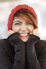 Ritratto di una ragazza sorridente con cappellino rosso