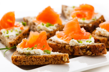 Bread with smoked salmon and cream cheese
