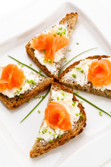 Bread with smoked salmon and cream cheese
