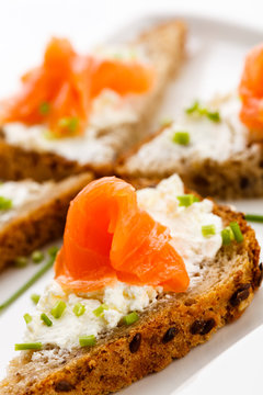 Bread with smoked salmon and cream cheese