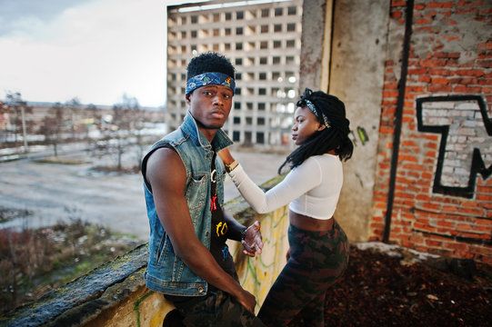 Couple of hip-hop afroamerican on undergraund