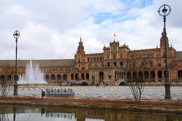 Fototapeta na wymiar Budynki wokół Plaza de España w Sewilli.