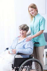 Obraz premium Carer supporting woman with health afflictions