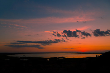 Tramonto Rosso su un Lago
