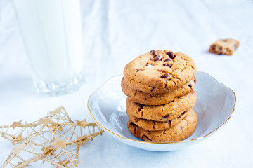 Chocolate chip cookies with milk