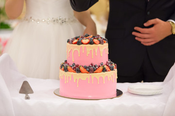 wedding cake of pink color